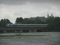 Eine 223 mit Alex 86006 �berquert bei starken Regen am 8.7.2008 die Naab in Schwandorf.