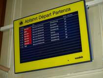 Die hochmoderne Zugzielanzeige im Wartesaal des Bahnhofs  Basel SNCF  am 6. Juli 2008. Krasser kann man alt und neu nicht zusammenbringen als diese LCD-Anzeige neben dem verlassenen Kiosk.