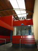 Etwas aus der Mode gekommen der farbliche Anstrich der Zollkabinen im Bahnhof  Basel SNCF . Hier ein Teil der Passkontrolle, fotografiert am 6. Juli 2008.