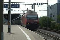 Re 460 095-3 durchf�hrt am 5.7.08 mit dem IC 718 den Bahnhof Bassersdorf.