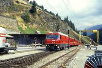 RhB Schnellzug 531 von Chur nach St.Moritz am 07.09.1994 Einfahrt St.Moritz mit E-Lok Ge 4/4III 646 - D 4219 - B 2376 - B 2341 - B 2443 - A 1224 - A 1226 - B 2267 - B 2281 - B 2391 - AB 1541. Hinweis: Lok noch ohne Werbung
