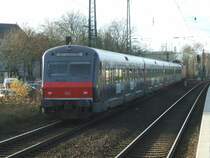 Die S1 Dortmund Hbf.- D�sseldorf Hbf. im  Nachtexpress Look 
gezogen von der 143 003 ,Ausfahrt in Bochum Hbf.,Gleis 7.(01.12.2007)