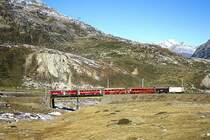 RhB Schnellzug 444 von Tirano nach St.Moritz am 11.10.1999 auf oberer Berninabachbr�cke mit Triebwagen ABe 4/4 II 48 - B - AB - BD - Gbkv - Lbv 7852
