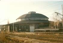Der Rundlokschuppen von der Einsatzstelle Berlin Pankow im Januar 1998.Heute sind alle Gleise vom ehmaligen Rangierbahnhof Pankow verschwunden.Der Lokschuppen ist jetzt zwar ohne Gleise aber er ist nicht abgerissen wurden. 