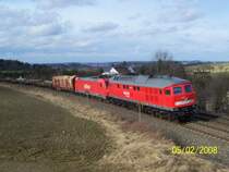 Die 232 654-4 ist hier mit einem Mischer in der Steigung vor Herlasgrün zu sehen.