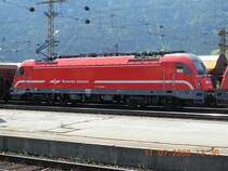 Der slowenische Taurus 541 003-4 macht vor einem G�terzug im Bahnhof  Spittal-Millst�ttersee eine ausgezeichnete Figur (11.7.2008).