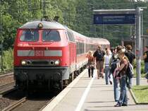 BR 218 206 f�hrt mit einem RE 12 in K�ln S�d ein. (14.07.2008)