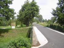 ehemalige Bahntrasse und jetzt Verbindungsradweg Briesnig - Forst/Lausitz mit Hotel-Anschluss www.hotel-zumblauendach.de/ zwischen dem ehemaligen Bahnhof Briesnig und Haltepunkt Mulknitz. Blickrichtung: Briesnig
