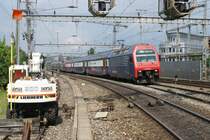 Re 450 006-2 kommt am 14.7.08 in Z�rich Oerlikon an. Hinten befindet sich der Werbezug f�r das ZVV Nachtnetz mit der Re 450 021-1.