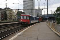 Der Gef�ngniszug mit der Re 4/4 II 11143 durchf�hrt am 14.7.08 den Bahnhof Z�rich Oerlikon.