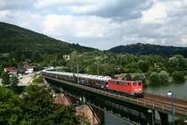 139 553 �berquert am 16.07.08 mit dem CS 60044 von Bad Friedrichshall-Jagstfeld nach Emden VW bei Neckargem�nd Altstadt rund 35 Minuten zu fr�h den Neckar. Der Zug ist einer der wenigen planm��igen (Nicht umgeleiteten!) G�terz�ge im Neckartal, die zu Tageslichtzeiten verkehren – es regiert der 425.