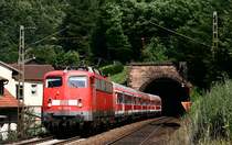 110 320 ist mit dem RE 4092 von Mannheim nach Trier rund 10 Minuten versp�tet bei Frankenstein in der Pfalz unterwegs. 