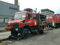 DB-Notfalltechnik 2 Wege-Unimog in Maschen bei Hamburg demonstriert das Aufgleisen einer 291 am Tag der offenen T�r (Juli 2002).