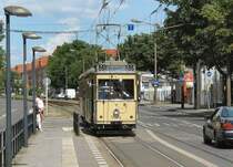 Tw 5984 mit H�nger an der Hst. beim bahnhof Berlin-K�penick,
Themenfahrt 2007