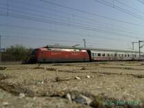 101 137 in Vaihingen (Enz) mit ihrem IC auf der Fahrt nach  Norddeich Mole. 
2.4.07 