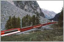 So sah der Glacier Express in den sp�ten neunziger Jahren aus. Beteiligt waren alle drei Bahnen BVZ, FO und RhB und so stellten sie auch ihre Wagen f�r diesen Zug, was im Gegensatz zu heute recht uneinheitlich aussah. Auf der BVZ wurden die Glacier Wagen einem Regionalzug nach Brig mitgegeben, was dann zu einer stattlichen Zugsl�nge f�hrte. (Archiv 10/98)