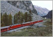 HGe 4/4 II der BVZ auf Talfahrt befindet sich auf dem h�chsten Punkt der Umgehungsstrecke ein paar hundert Meter nach Randa. Dahinter der Schuttkegel des Bergsturzes von 1991.(Archiv 10/98)