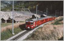 Deh 4/4 Pendel auf dem neuen Trassee unterhalb Randas, dahinter einige St�lle, die den Felssturz �berstanden haben. Ganz im Hintergrund ist Herbriggen zu sehen. (Archiv 10/98)