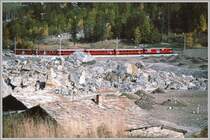 Auch sieben Jahre nach dem Bergsturz sind immer noch Aufr�umungsarbeiten und Wiederanpflanzungen im Gang. Deh 4/4 Pendel auf dem neuen Trasse am Rande des Schuttkegels. (Archiv 10/98)