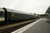 Diese 3 DR-Wagen stehen auf dem NEG Bahnhof in Nieb�ll.Auff�llig an den Wagen ist hinter Fahrzeugnummer die Aufschrift Salon und das das DR Logo nicht aufgemalt, sondern aus Blech ist.Wei� jemand etwas �ber die Geschichte der Wagen? 