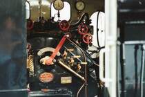 Blick in das F�hrerhaus durch die ge�ffnete �bergangst�r zu den Waggons der Lok 89 6237.
(Foto: 2007)