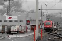 1216 239 beschleunigt ihre Rola aus dem Terminal W�rgl. Auf dem Parkplatz warten schon die n�chsten Lkw&acute;s. (04.07.08)