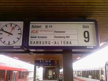 Zugzielfalschanzeiger im G�ttinger Bahnhof am 19.07.2008. Der Anzeiger zeit den ICE 674 von Karlsruhe Hbf nach Hamburg-Altona. Im Bahnhof G�ttingen zeitgt er zus�tzlich einen Kurswagen nach Konstanz an! (Handybild)