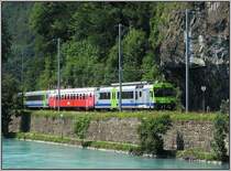 Die Strecke zwischen den Bahnh�fen Interlaken-West und -Ost f�hrt zu einem guten Teil entlang der Aare. Am fr�hen Nachmittag des 28.07.2008 habe ich von einer Br�cke �ber der Aare diesen BLS-Regionalzug RBDe 565 aufgenommen, der zwischen Spiez und Interlaken-Ost pendelt. Interessant der farblich abweichende Wagen.
