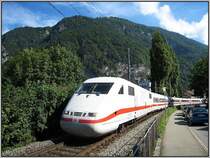 Zwischen Berlin Ostbahnhof und Interlaken-Ost besteht eine Direktverbindung mit ICE 1-Z�gen. Am 28.07.2008 konnte ich dieses Bild von ICE 272 kurz vor Erreichen des Bahnhofs Interlaken-West machen. Der vordere Triebkopf tr�gt die BR-Nummer 401 686. Im Hintergrund der  Hausberg  von Interlaken, der Harder.