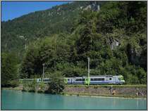 Die Strecke zwischen den Bahnh�fen Interlaken-West und -Ost f�hrt zu einem guten Teil entlang der Aare. Am fr�hen Vormittag des 25.07.2008 habe ich vom Ufer gegen�ber diesen BLS-Regionalzug RBDe 565 aufgenommen, der zwischen Spiez und Interlaken-Ost pendelt.