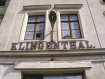 Drohend blickt die nicht mehr funktionierende Bahnsteiglampe vom Klingenthaler EG zwischen eingeschlagenen und vernagelten Fenstern hervor die Reisenden an, die den Weg zu den Z�gen �ber den alten Bahnsteig w�hlen...