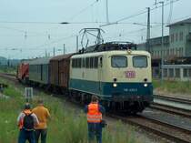 DB 140 423-5 mit ihrer 143 Tonnen schweren Fracht (Transformator) war ein sehr begehrtes Fotomotiv. Naumburg (Saale) Hbf; 13.07.2008 
