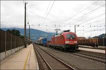 182 022 (9180 6 182 022-4 D-DB) durchf�hrt mit dem  Paneuropa-Terratrans-Express  den Bahnhof Schwaz Richtung Norden. (04.07.2008)
