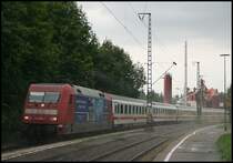 101 003-2  Kuwait Airlines  zog am Nachmittag des 29.07.2008 einen IC von N�rnberg nach Karlsruhe. Hier Durchf�hrt der Zug gerade den Bahnhof Goldsh�fe, dessen Bahnsteige im Nebel des verdunsteten Regens liegen.