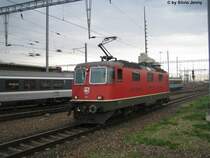Noch ohne Klimaanlage f�hrt die Re 4/4'' 11207 am 1.8.08 ans Perron des HB Z�rich um den IR 781 nach Chur zu bespannen.