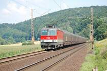 1144 207 mit einem Autozug am 30.7.2008 B� km 75,1 bei Salzderhelden