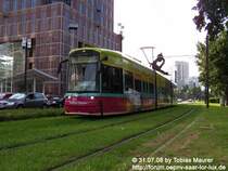 31.07.08: S-Wagen 236 mit seiner neuen Vollwerbung f�r die Frankfurter Allgemeine Zeitung (FAZ). Auf der Linie 16 von Ginnheim kommend konnte ich ihn der Messe ablichten.