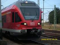 Bei der Aufnahme stande ich nicht im Gleis (!).Flirt 427 004 bei der Ausfahrt am 02.08.2008 aus dem Bahnhof Bergen/R�gen.