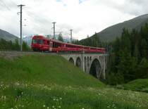Rh�tische Bahn 2008 - Der Steuerwagen 1752 f�hrt am 08.06.2008 den R 1933 Scuol Tarasp - Pontresina bei Cinuos-chel Brail. Hier �berquert er gerade den wundersch�nen Innviadukt. Vor fast genau 8 Jahren konnten wir bei einer Eisenbahn-Romantikfahrt des SWR Baden W�rttemberg, an gleicher Stelle einen Dampfzug ablichten. Damals hatte der Bauer anscheinend nichts dagegen das rund 100 Leute auf seiner Wiese rumtrampeln ...