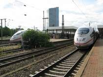 ICE611 von Dortmund Hbf nach M�nchen Hbf und rechts ICE104 von Basel SBB nach Amsterdam Centraal.Am 01.08.08 beim Halt in Mannheim Hbf.