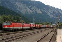Die beiden Bludenzer 1144 231 (9181 1144 231-8) und 1144 239 (9181 1144 239-1) m�ssen mit ihrem Kombizug in Schwaz auf die Seite. (04.07.2008) 

