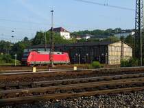 101 118 steht am 30.07.2008 vor dem E-Lokschuppen in Ulm Hbf. Ein paar Gleise sind schon gesperrt und der Schuppen wird wohl auch bald der Neubaustrecke weichen. Obwohl er ein interressantes Tunnelportal abgeben w�rde ;o)
