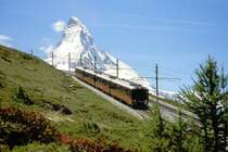 MGB GGB - Regionalzug 238a von Gornergrat nach Zermatt am 29.06.2007 oberhalb Riffelalp mit Bhe 4/8 3052 + Bhe 4/8 3054 - Hinweis: Blick Matterhorn
