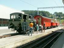RHB Dampfzug mit einem geschlossenen und zwei Sommerwagen am 03.08.08 im Bahnhof Heiden.Auf dem Handwagen  Mobile Bekohlungsanlage  neben der Lok liegen die Kohles�cke.