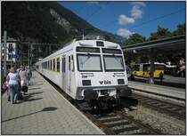 Ein (schneewei�er) Regionalzug der BLS RBDe 565 von Spiez nach Interlaken-Ost verl��t den Bahnhof Interlaken-West. Die Aufnahme stammt vom 23.07.2008.