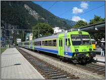 Ein Regionalzug der BLS RBDe 565 von Interlaken-Ost nach Spiez f�hrt in den Bahnhof Interlaken-West ein. Die Aufnahme stammt vom 23.07.2008.