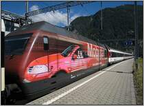 Am 23.07.2008 verl��t dieser SBB-IC nach Bern den Bahnhof Interlaken-West. Die Lok, Re 460 094 war in der Mitte des Zugs eingestellt.
