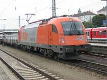 Die Baureihe 1216 der Privatgesellschaft RTS bei der durchfahrt im Hauptbahnhof Passau am 02.08.2008.