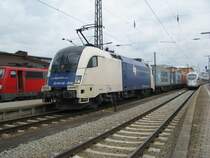 Die ES 64 U2-022 ( 182 522-3 )auf dem Weg Richtung Regensburg.
Fotografiert am 02.08.2008 am Hauptbahnhof Passau, leider war das Wetter nicht ganz so gut, aber ich finds trotzdem ganz gut.