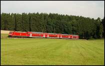 Eine Lok der Baureihe 146 zieht einen Doppelstockwagenzug in Richtung Ulm. Aufgenommen im Juli 2008 bei Beimerstetten.